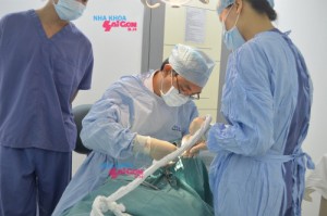Bác sĩ Nguyễn Văn Khoa đáng thực hiện cấy ghép implant